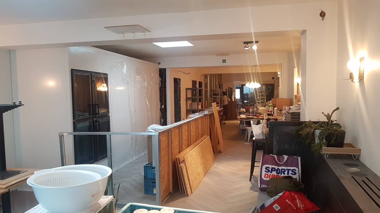 travaux transformation intérieur, création du bar Bruxelles. Architecture raisonnée, ossature bois, écoconstruction,s extensions, transformations, nouvelles constructions Liège, Wallonie. Architecture durable économique et conviviale. Architecte situé à Liège