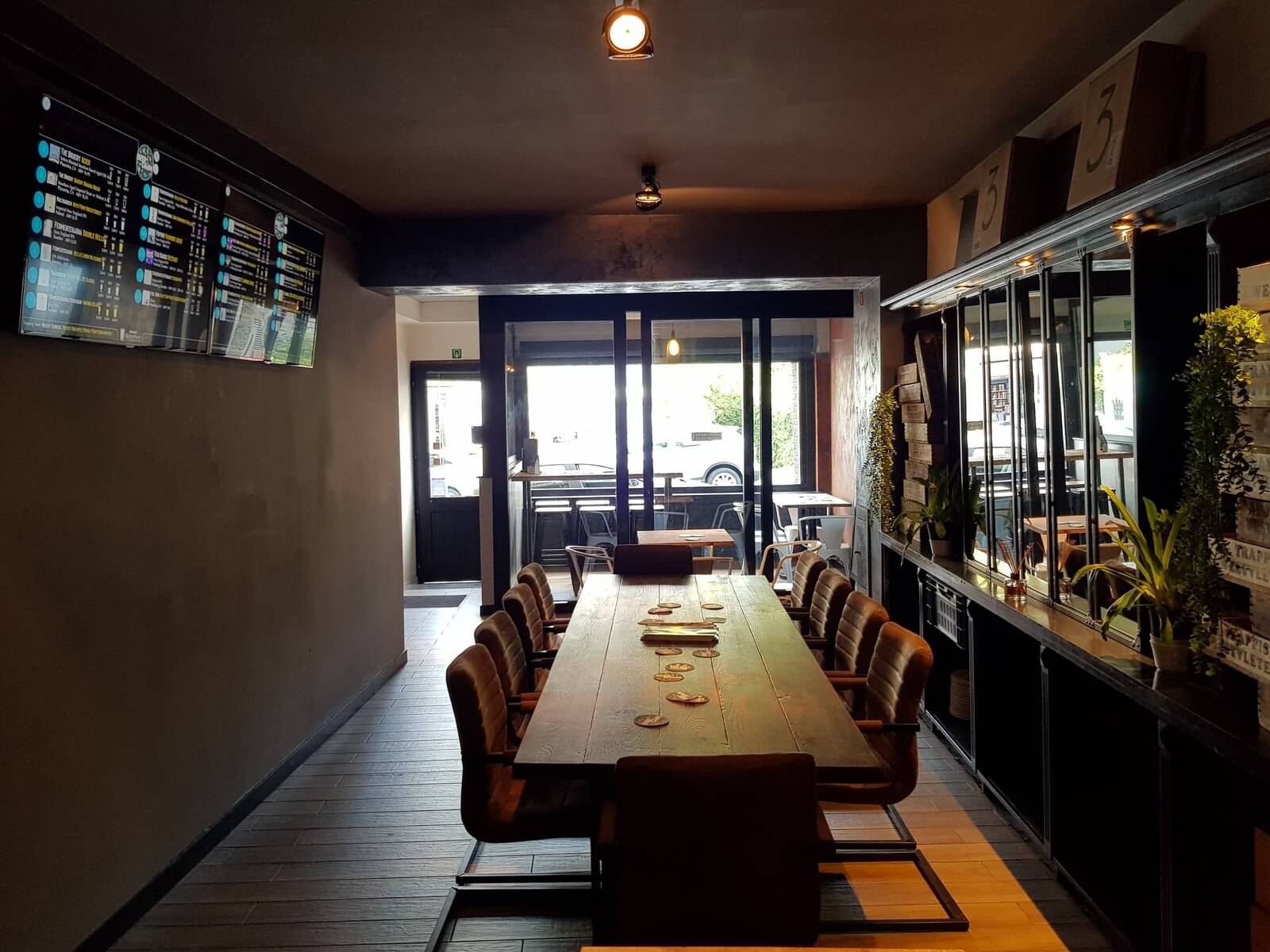 travaux transformation intérieur, création du bar Bruxelles. Architecture raisonnée, ossature bois, écoconstructions extensions, transformations, nouvelles constructions Liège, Wallonie. Architecture durable économique et conviviale. Architecte situé à Liège