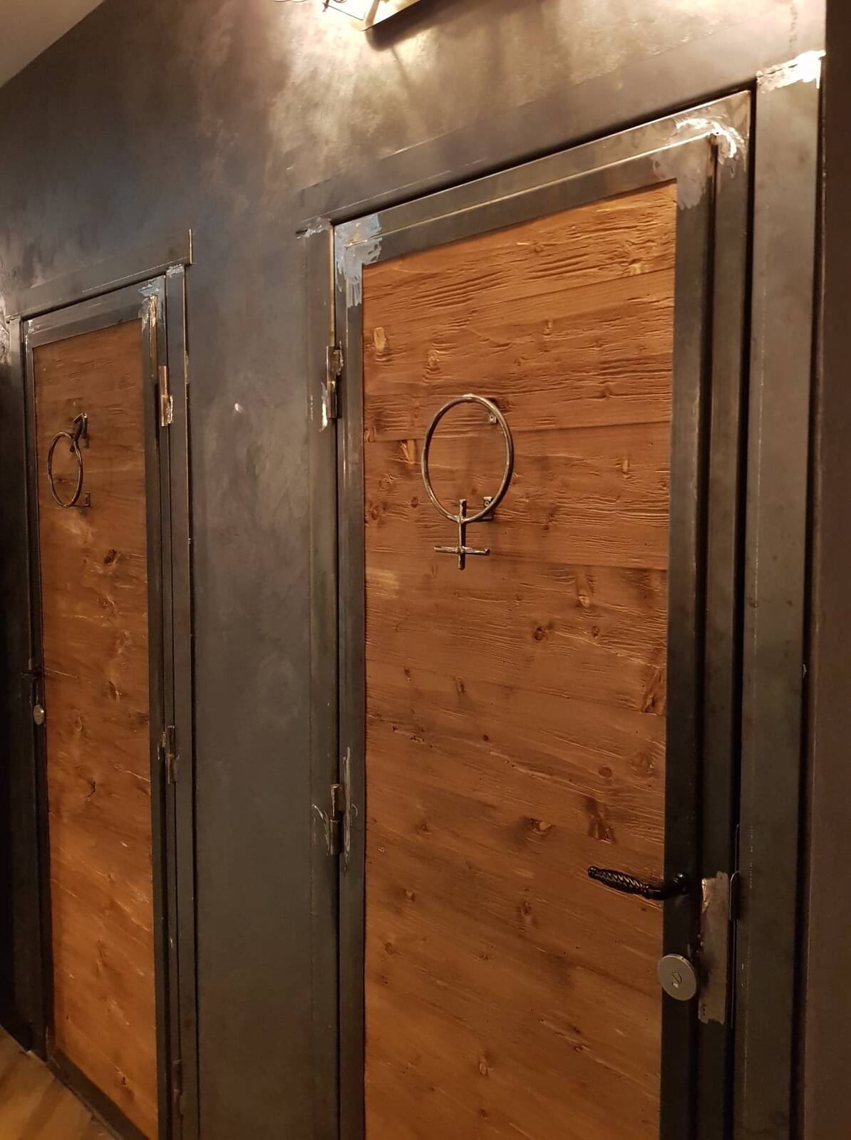 travaux transformation intérieur, création du bar Bruxelles. Architecture raisonnée, ossature bois, écoconstructions extensions, transformations, nouvelles constructions Liège, Wallonie. Architecture durable économique et conviviale. Architecte situé à Liège