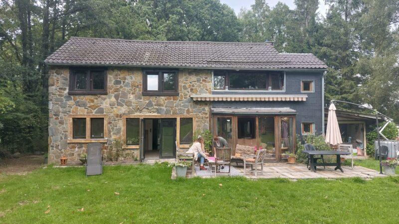 Construction d'une extension contemporaine avec showroom et chambres d'amis, aménagements extérieurs en connexion avec l'intérieur. Theux - Région de Liège - Existant. Architecture raisonnée, ossature bois, écoconstructions extensions, transformations, nouvelles constructions Liège, Wallonie. Architecture durable économique et conviviale. Architecte situé à Liège Wallonie.