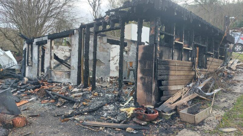 reconstruction d'un chalet en bois au bord d'un étang adapté au relief du terrain - Couvin - existant. Architecture raisonnée, ossature bois, écoconstructions extensions, transformations, nouvelles constructions Liège, Wallonie. Architecture durable économique et conviviale. Architecte situé à Liège Wallonie.