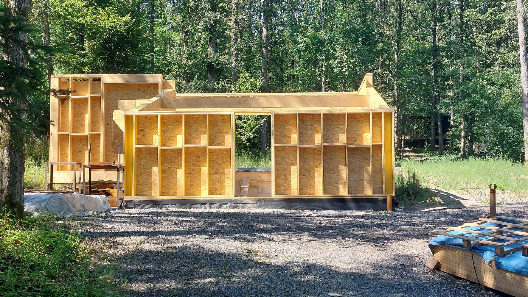 Construction d'une mini-maison en ossature bois, et en bardage bois brulé, habitat léger -Philippeville -Wallonie. Chantier. Architecture raisonnée, ossature bois, écoconstructions extensions, transformations, nouvelles constructions Liège, Wallonie. Architecture durable économique et conviviale. Architecte situé à Liège