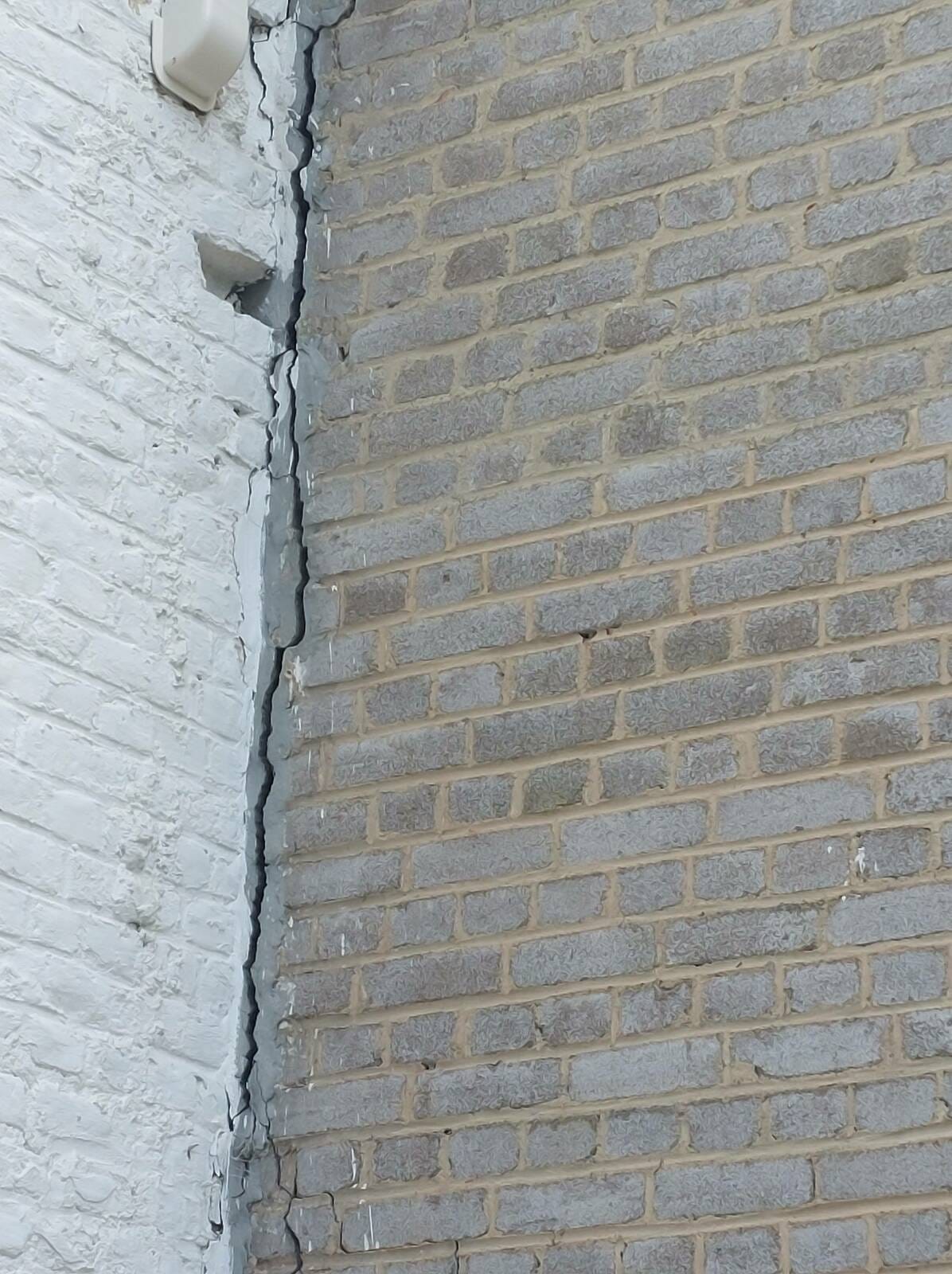 Angle largement fissuré entre 2 murs mitoyens en briques, défaut de stabilité constaté lors d’une expertise à Seraing
